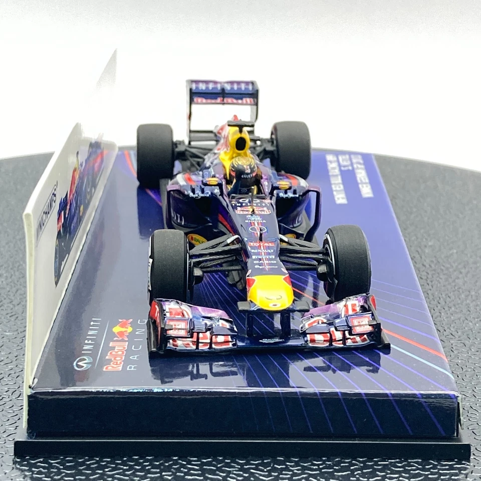 MINICHAMPS 1/43 Infiniti Red Bull RB9 Sebastian Vettel 2013 German GP 410130101 - Image 3 of 4