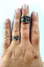  Beautiful Vintage TH 925 Sterling Silver Wavy Wide Modernist Band Ring - Size 7