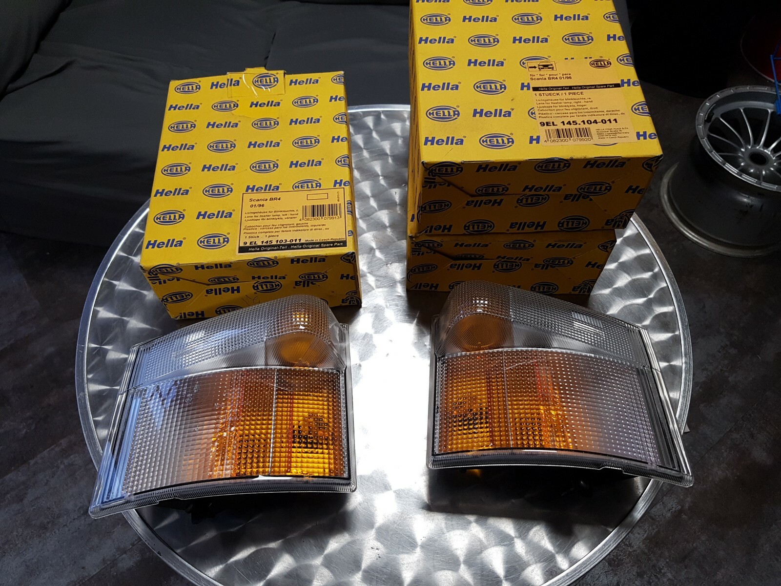 Freccia anteriore destra indicatore Hella 9EL145104-011 per Scania BR4 1/96-