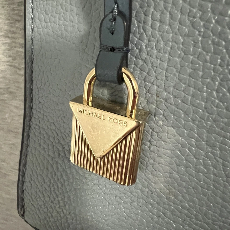 Bolso Cartera Michael Kors Mercer Asa Superior Bandolera Cuero Azul Pastel Dije Foto 4 de 4