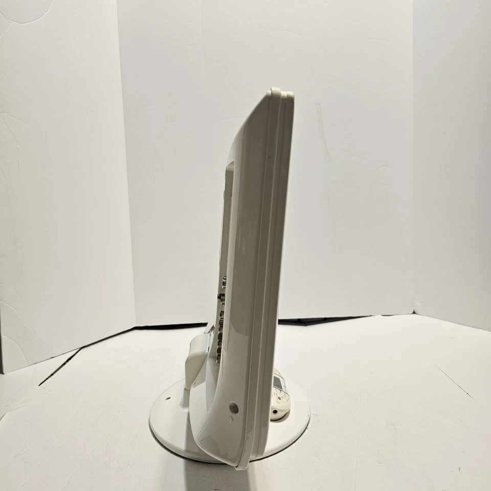 SHARP LC-19SK24U-W WHITE LCD /HDTV FLAT PANEL RETRO GAMING TV With Remote - Image 4 of 4