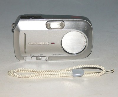 Olympus CAMEDIA D-590 Zoom 4.0MP Digital Camera - Silver #0877