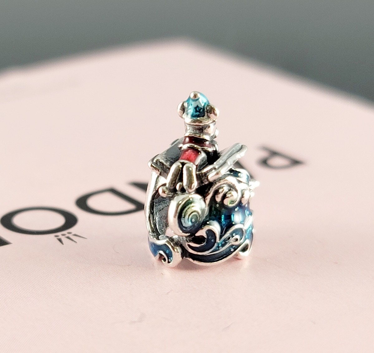 柴犬ファン　Pandora ソーサラーミッキー　チャーム　日本未発売 New Disney Pandora Mickey Sorcerer Fantasia Book Wave