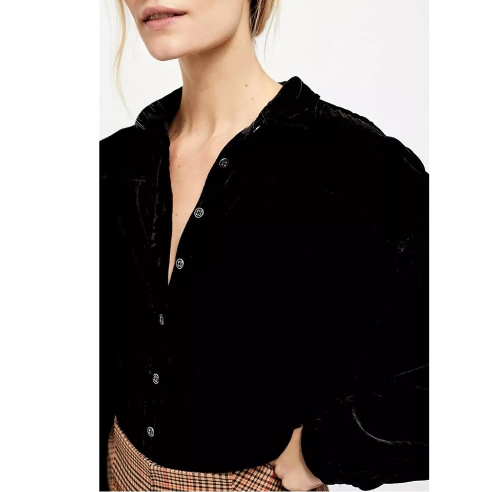 Camisa Free People Witchy WhimsiGoth de gran tamaño de terciopelo con botones en negro mediano Foto 3 de 4