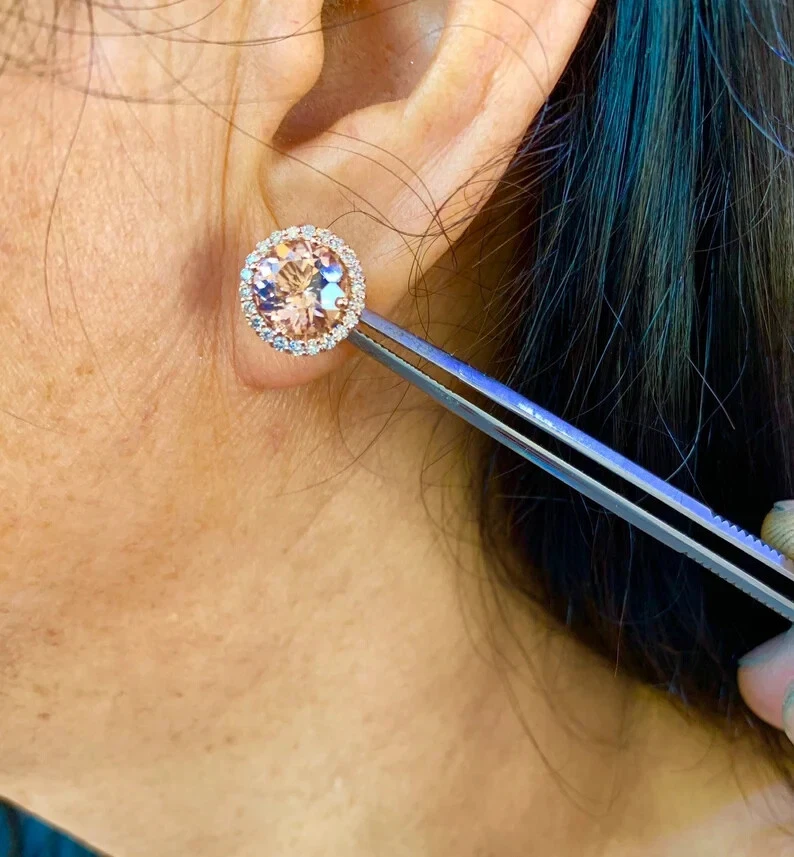 Brincos folheados a ouro rosa 14K com halo de morganita corte redondo 3,80 quilates criados em laboratório - Imagem 4 de 4