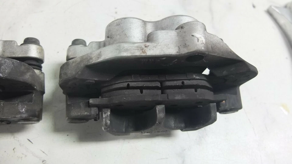 Pinzas de freno delanteras 00 Yamaha XVZ1300 XVZ 1300 F Royal Star Venture Foto 3 de 4