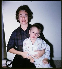Mom & Son Lovely 3D picture - 1950s Stereo Realist slide Kodachrome #669