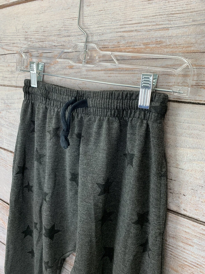 Joggers Kind is Cool Gris/Negro Estampado de Estrellas Entrepierna Caída Usados en Excelente Condición Para Niñas Talla XL Foto 3 de 4