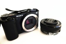 Sony ZV-E10 Camera Kit + Microphone Attachment – In excellent condition 