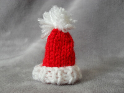 Ferrero Rocher/Lindt Cosies/Überwurf Bommelmützen Fußball Farben handgestrickt x 4 