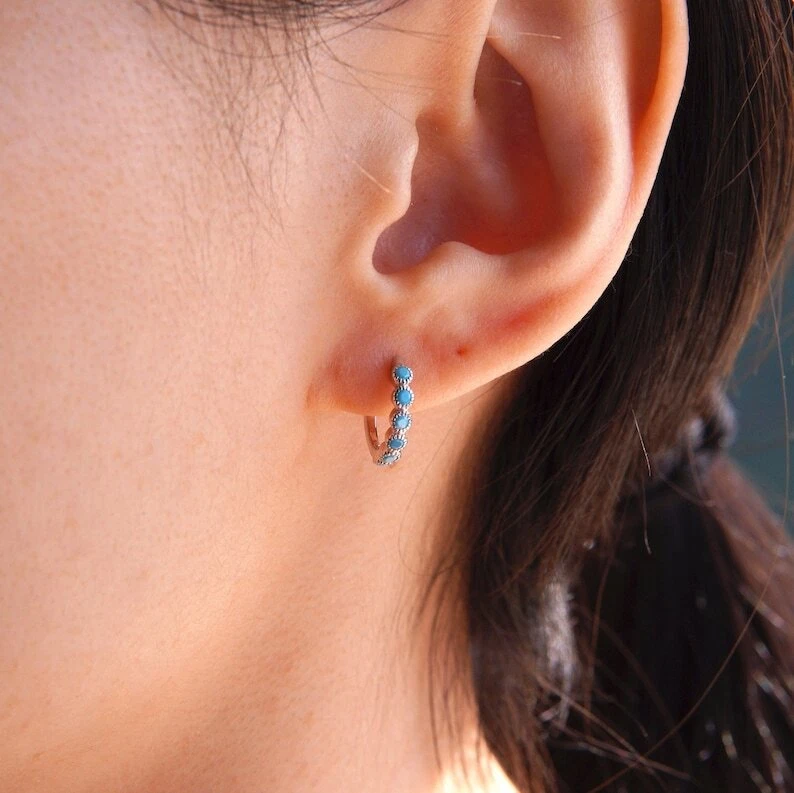 Pendientes de aro pequeños delicados Huggie de turquesa de laboratorio de plata de ley 925 (en pareja) Foto 2 de 4