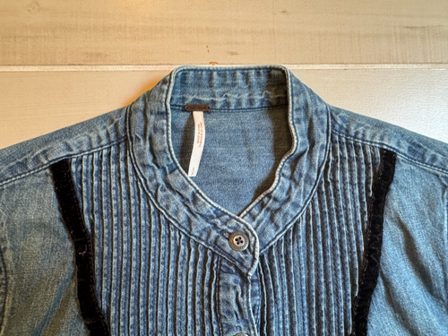 Free People Chambray Pintuck Bib Denim shirt size S women's - Picture 4 of 6