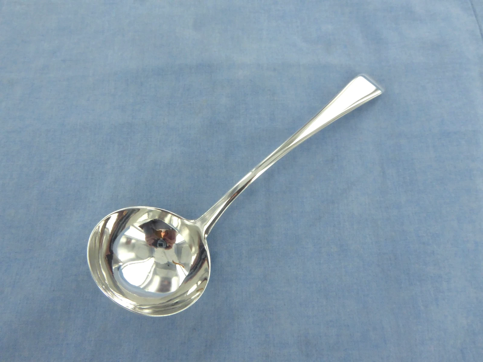 AN ANTIQUE STERLING SILVER OLD ENGLISH SAUCE LADLE LONDON 1806.