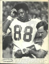 1972 Press Photo Detroit receiver Charlie Sanders helped off the field