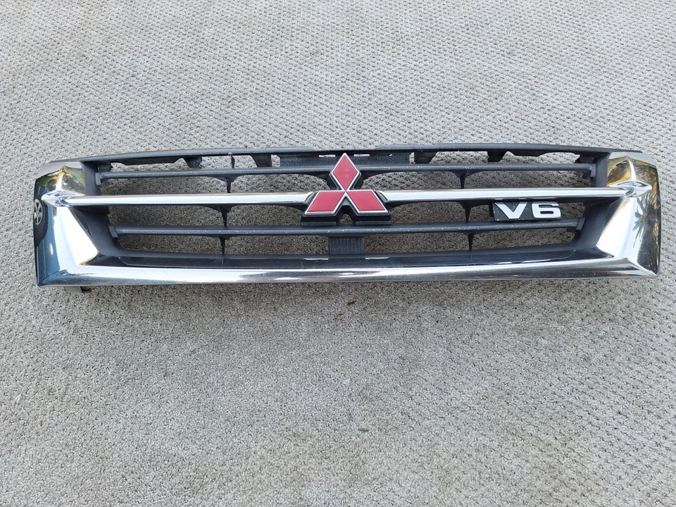 2001-2002 MITSUBISHI MONTERO PARRILLA SUPERIOR OEM 01 02 RADIADOR MR387981 Foto 3 de 4