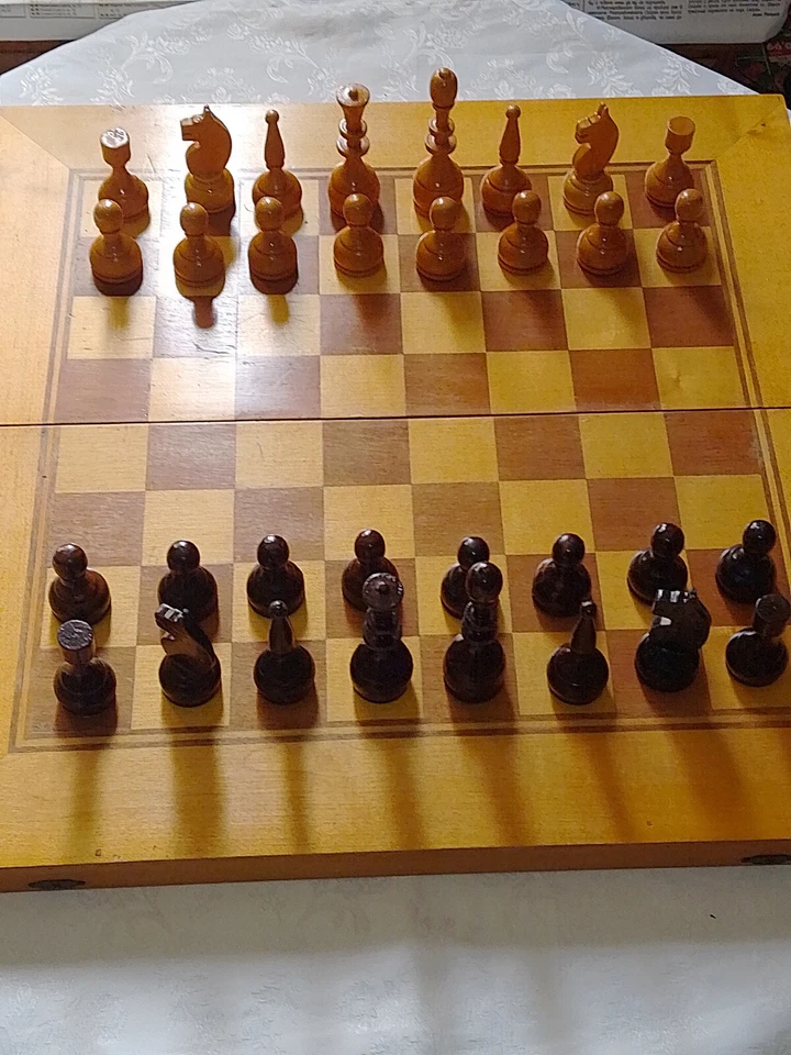 VINTAGE  GAME-WOODEN BOX Large  Masive  CHESS With a FULL SET 32 Wooden  PIECES - Image 2 of 4