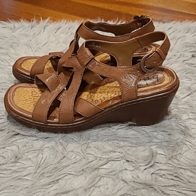 Born womens brown leather small wedge sandals size