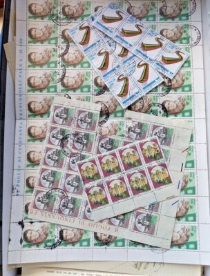 BRIEFMARKEN LOT aufgeteilt nach NATION und zwischen Gedenkstätten, Ordentlich, Neu und Gebraucht + 100