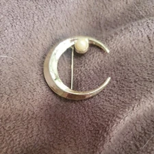 Aa17 Goldtone Crescent Moon With Faux Pearl Brooch Pin