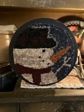 PRIMITIVE~Folk Art~Handmade~Wool Rug Hooking~SNOWMAN On SHAKER BOX ~Finished~NEW
