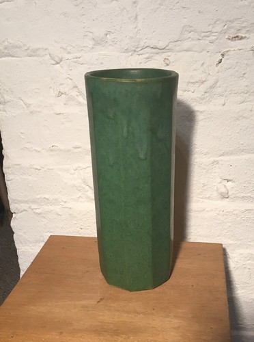Antike Zanesville Steinzeug matt grün dekagonale Vase