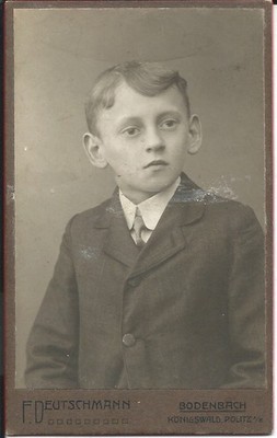altes Foto aus Pappe Junge Kind s/w F. Deutschmann  Bodenbach 10 x 6 cm