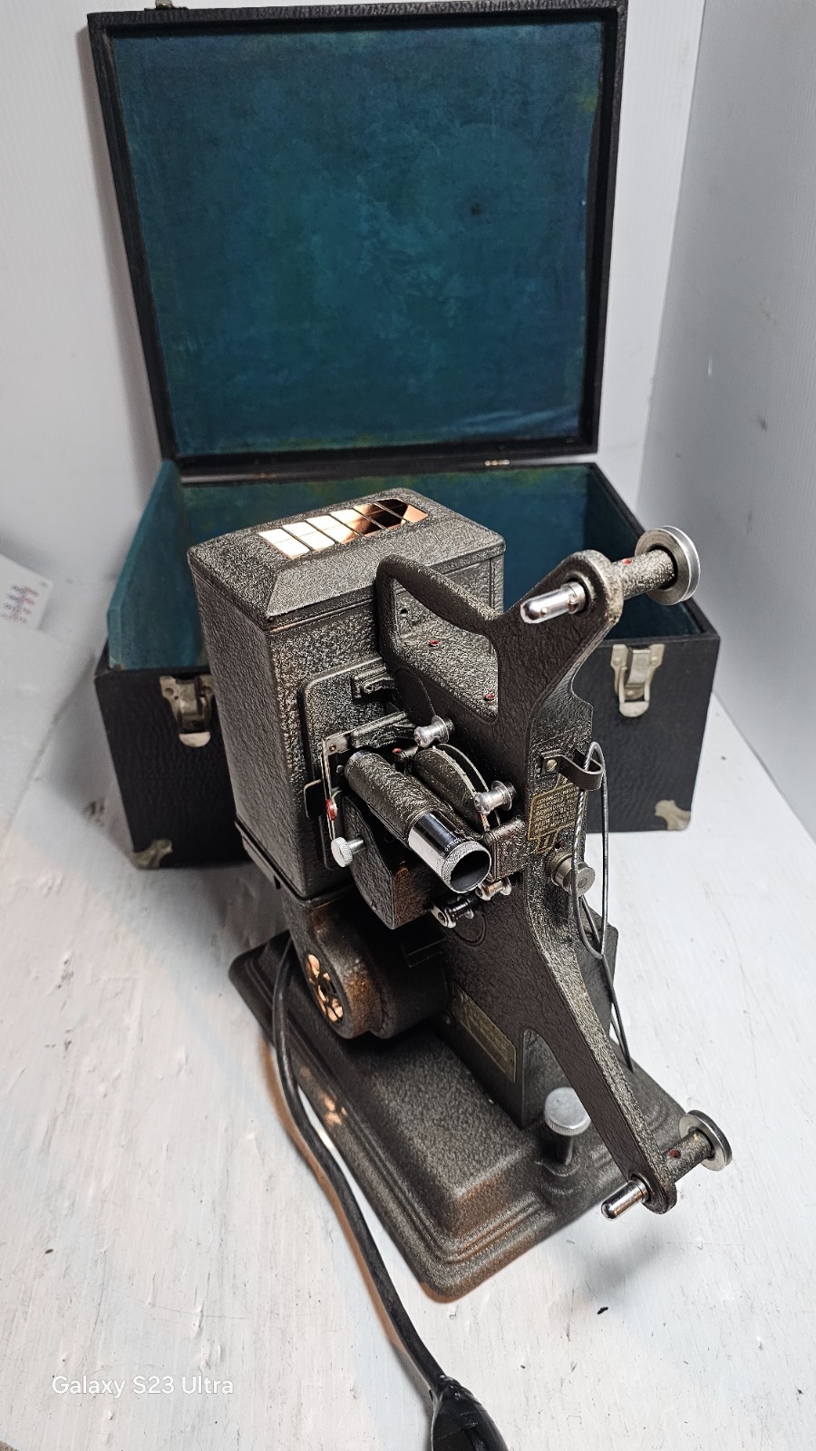 Vintage KEYSTONE 8mm PROJECTOR MODEL M-8 Super Projector, Lights On and Spins.