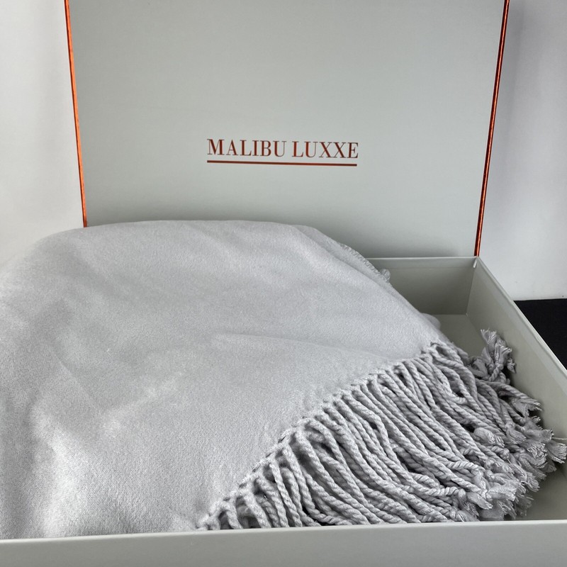 NWT Throw Blanket Light Gray Luxury Fringe Bamboo Cotton Malibu Luxxe Gift Box