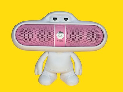 Authentic Beats Pill Speaker Pink Nicki Minaj + Dude Stand