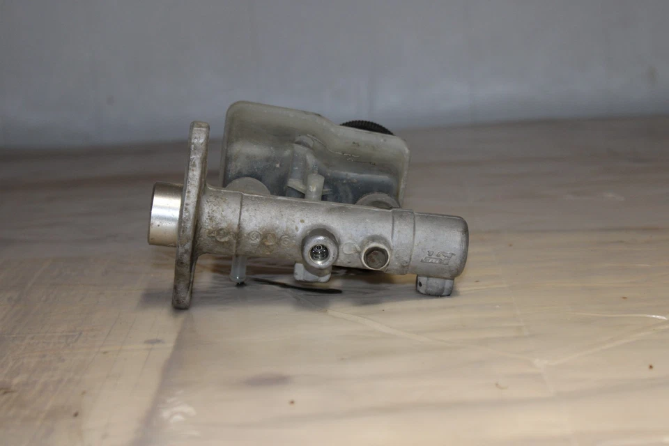 Mazda 626 1993-1997 cilindro maestro de freno con depósito Foto 4 de 4