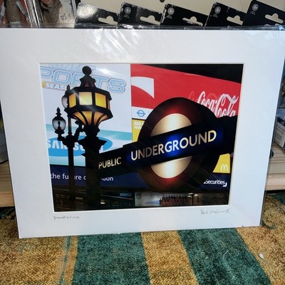 Druck von Steve Ullathorne mit Darstellung des ikonischen Piccadilly Circus @ Night signiert 