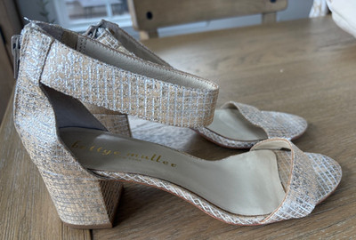 BETTYE MULLER sandals size 8.5M gold grid pattern Block hill ankle strap Zips EC