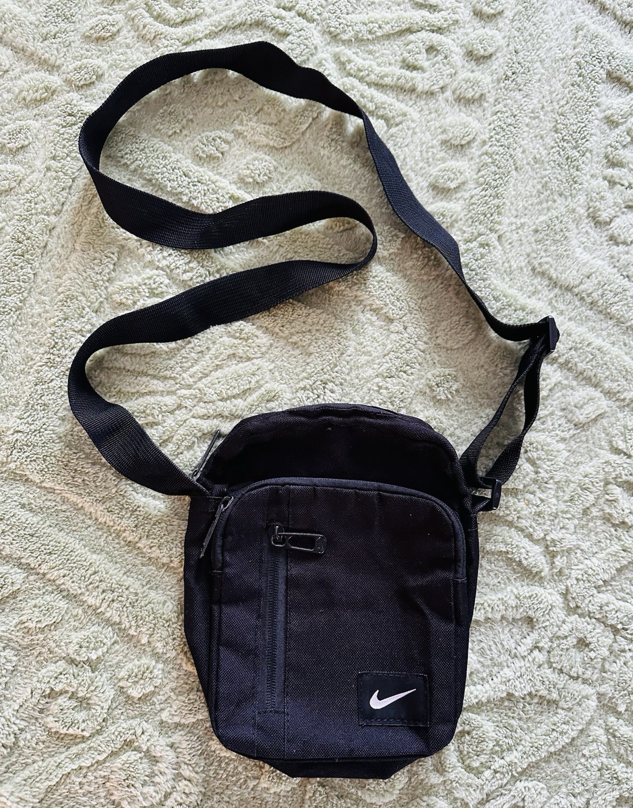 Nike Core Small Item Sling Bag Black Crossbody Adjustable Flight Messenger Adult