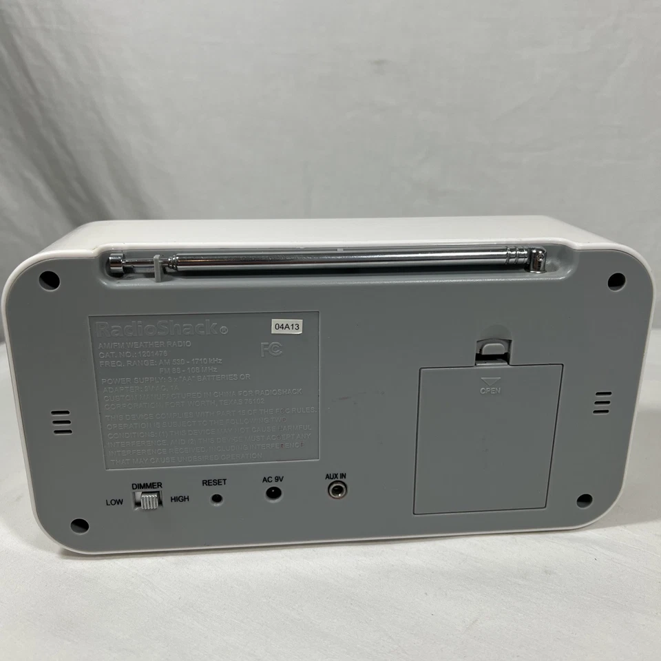Radio Shack LCD Display AM/FM/Weather Tabletop Radio White 1201476 - Image 4 of 4