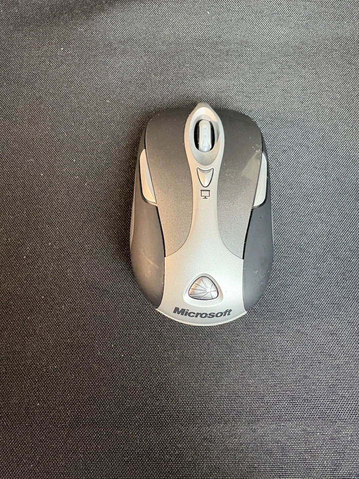 Microsoft 1065 Wireless Notebook Presenter Mouse 8000 with USB And Case - Image 3 of 4