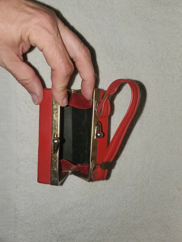 Cartera de vinilo roja vintage para niños con imagen tira muñeca juguete LEER Foto 4 de 4