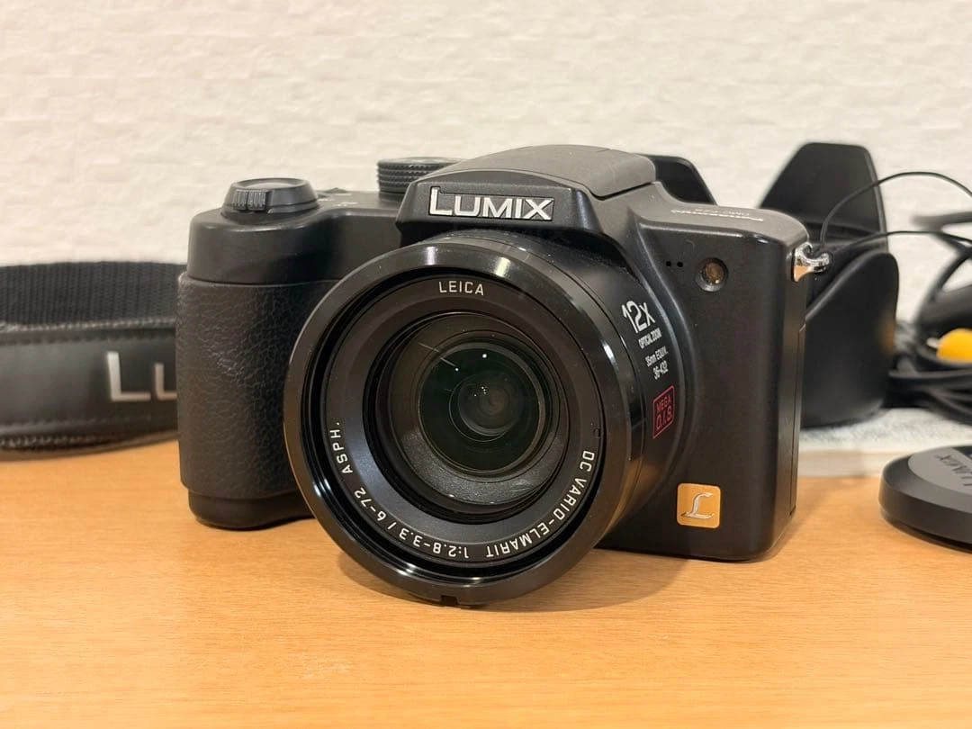 Panasonic Lumix DMC-FZ5 + Leica DC Vario-Elmarit
