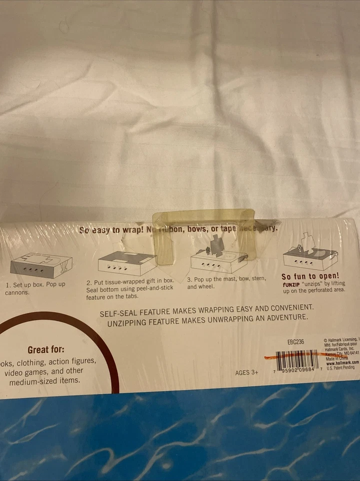 Hallmark Barco Pirata Caja de Regalo Divertida Cremallera Envoltura de Cumpleaños Foto 3 de 4