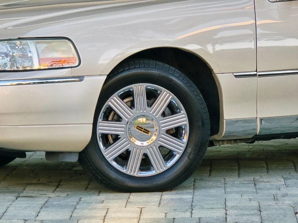 2003 Lincoln Town Car CARTIER - CLEAN CARFAX - FLORIDA CAR - 53K LOW MILES! - Image 3 of 4