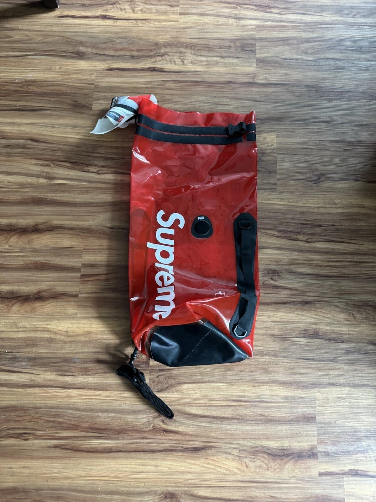 Étui étanche Supreme® SealLine® sac sec plage étanche SS20 rouge à la main