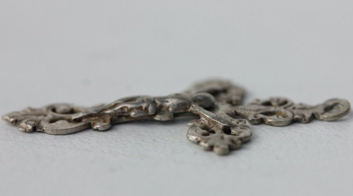 Pendentif Crucifix En Argent Massif - Bel état, Dimensions 3.8 X 2.2 Cm, Poids 1.4g