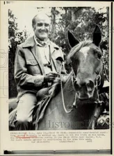 1972 Press Photo George McGovern rides Big Red on Black Hills trails near Custer