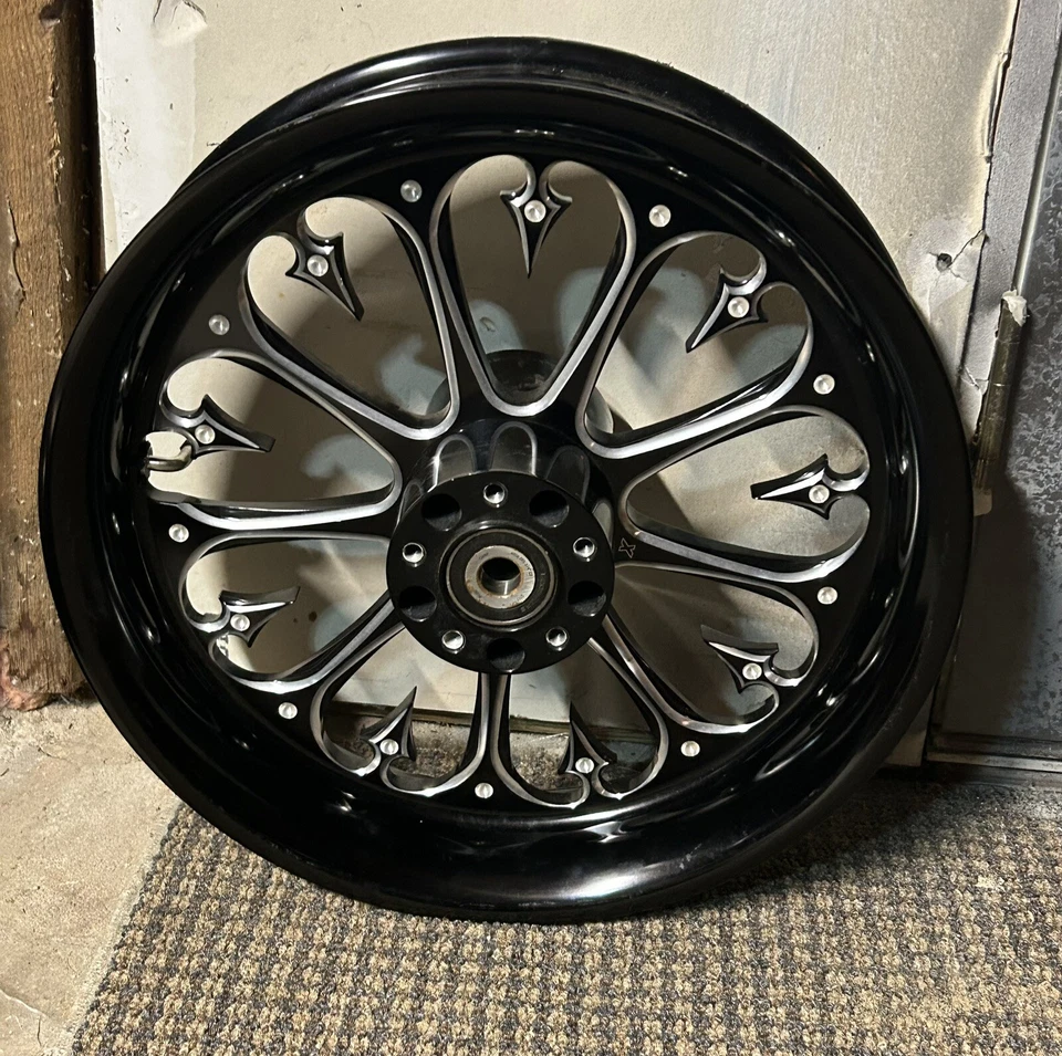 Máquina Xtreme - 1290-7806R-XSL-BM - Rueda trasera Stiletto, 18x3,5 pulgadas - Corte negro Foto 2 de 4