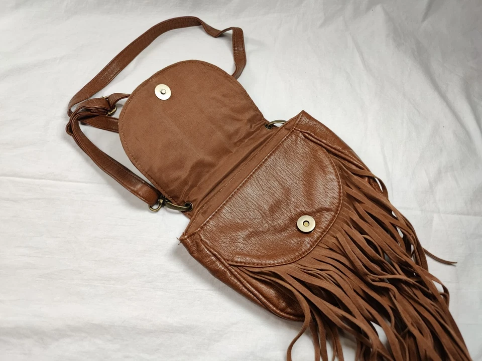 Mudd 麂皮绒流苏斜挎包钱包皮革流苏图案 — 第 4/4 张图片