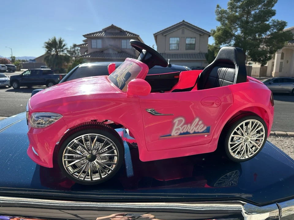 Barbie Convertible 6V Coche de Paseo a Batería con Control Remoto, Edades 3+ Foto 2 de 2