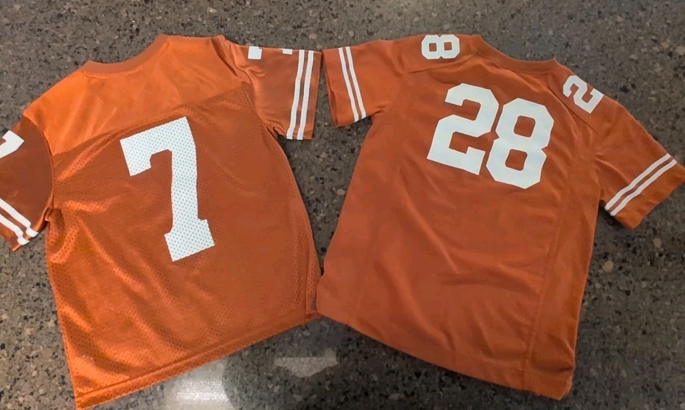 Dos camisetas Longhorns de la Universidad de Texas UT fútbol Nike juvenil talla 7 #7 #28 Foto 2 de 4