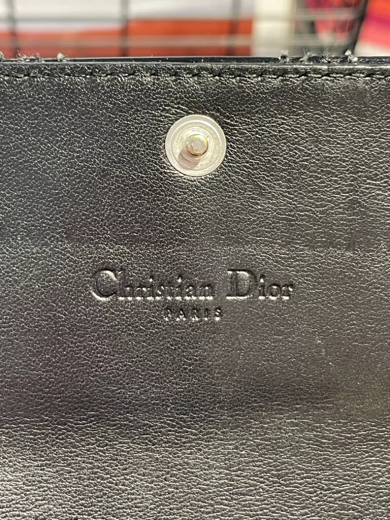 Portefeuille Christian Dior en cuir verni noir motif couette taille S breloque