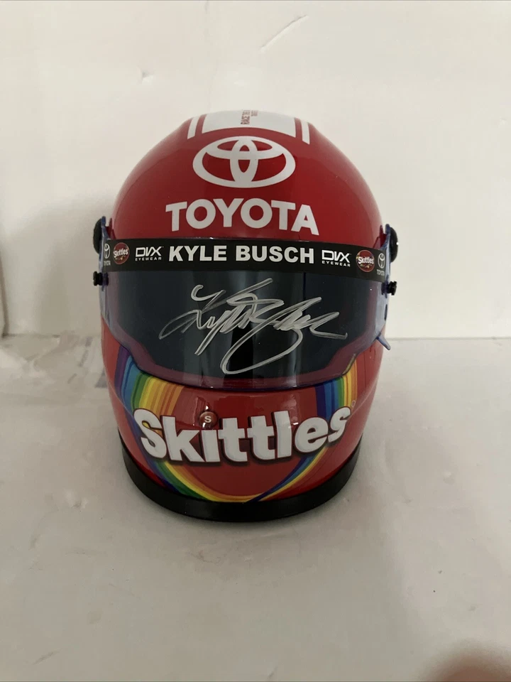 Mini casco firmado por Kyle Busch Skittles certificado de autenticidad Foto 3 de 4