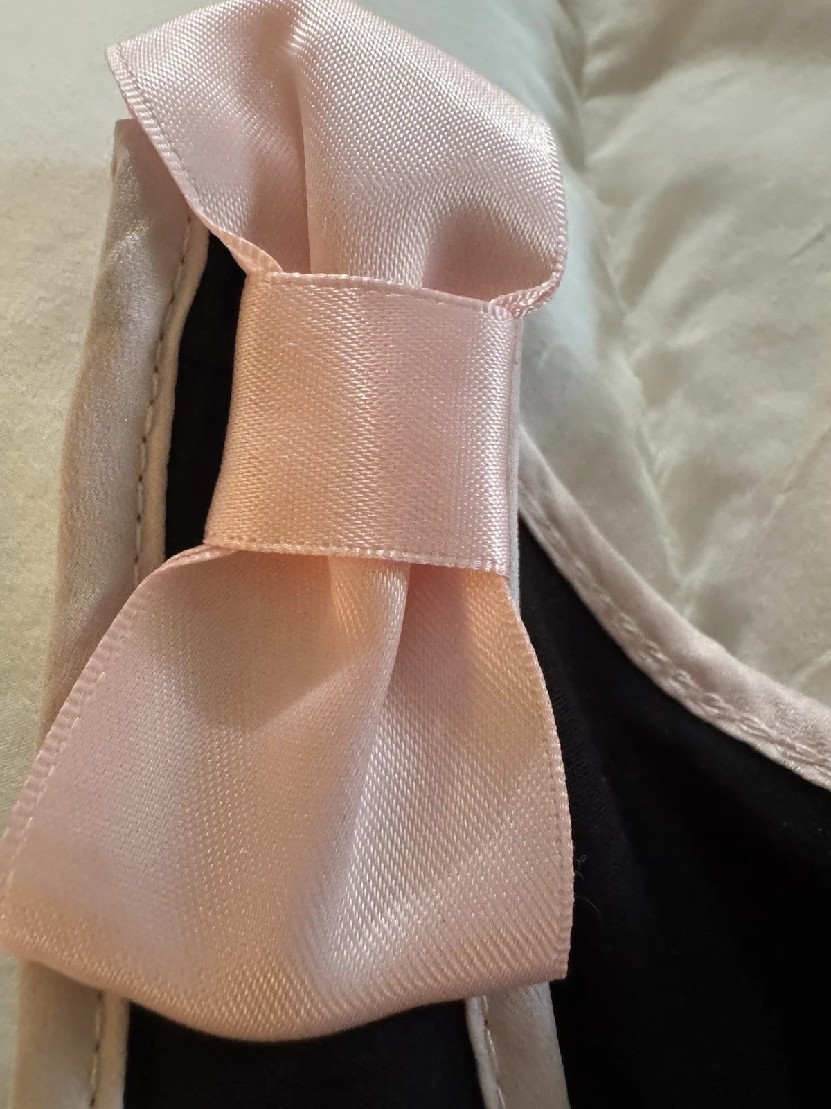 Camicia da notte Kate Spade nera con fiocchi rosa con volant taglia S. Clicca sull'immagine