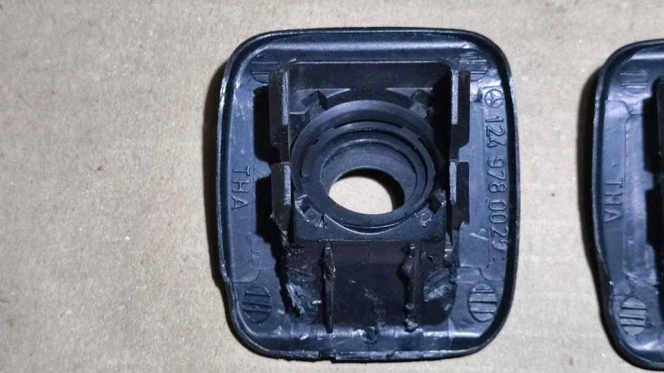 Mercedes-Benz W124 Sedan Rear Left & Right Head Rest Set 2x Black Leather & Trim - Image 4 of 4